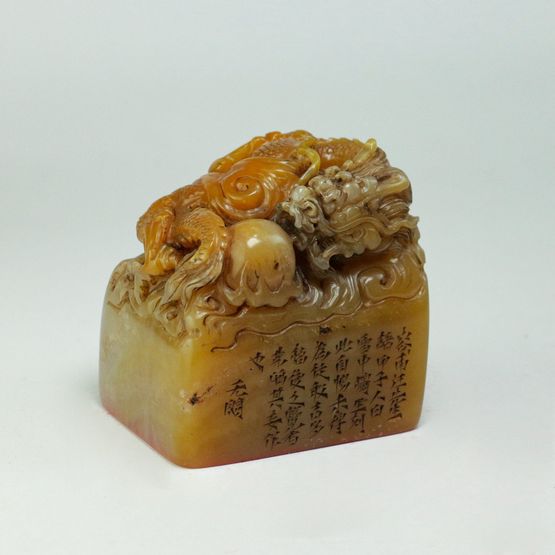 Sit quietly and reflect on your own faults; refrain from gossiping about others Seal - 靜坐長思己過  閑談莫論人非 印章