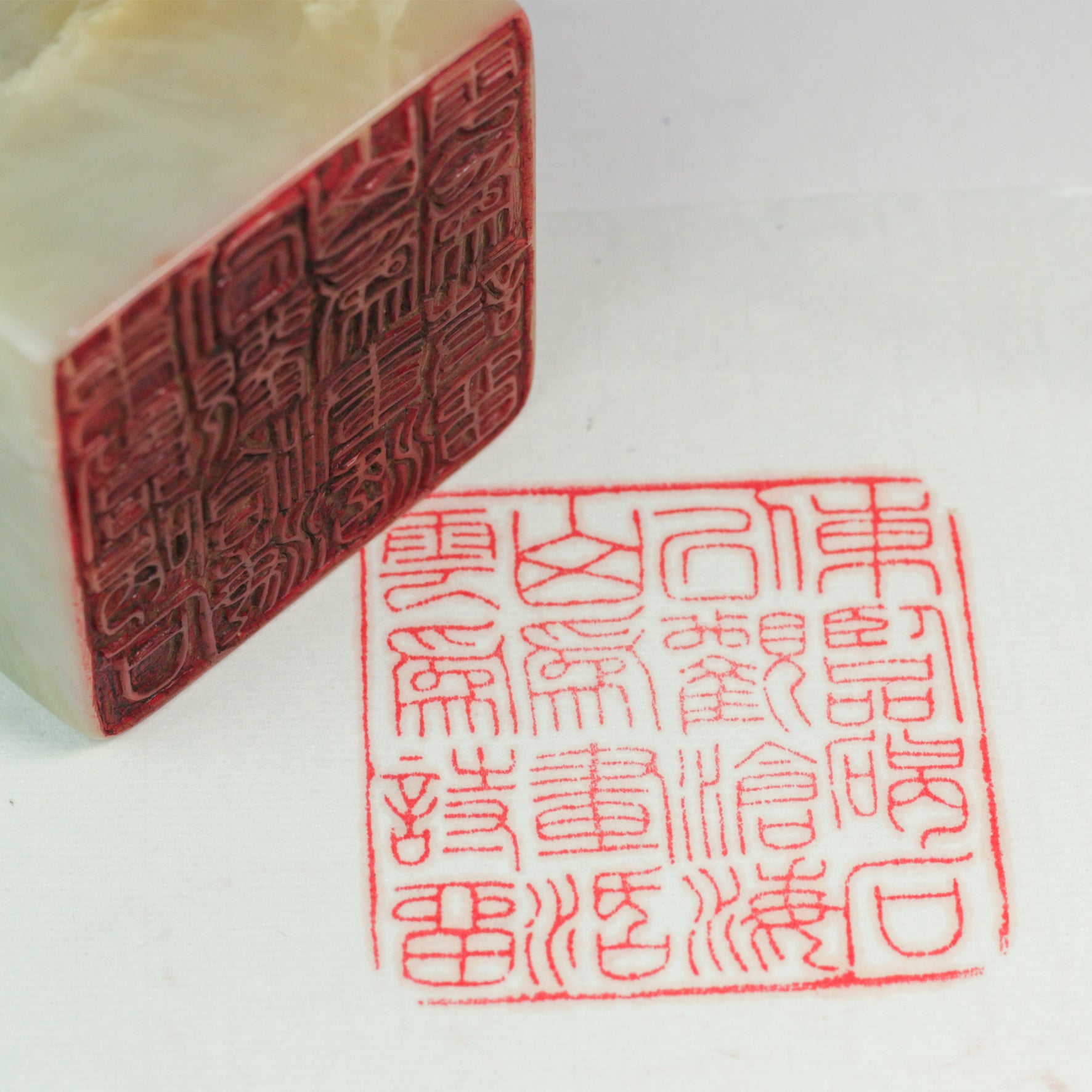 Facing the eastern cliffs of Jieshi, one can gaze upon the vast sea; the mountains bring the painting to life, and the clouds leave behind a poem Seal - 东临碣石，以观沧海，山为画活，云为诗留 印章