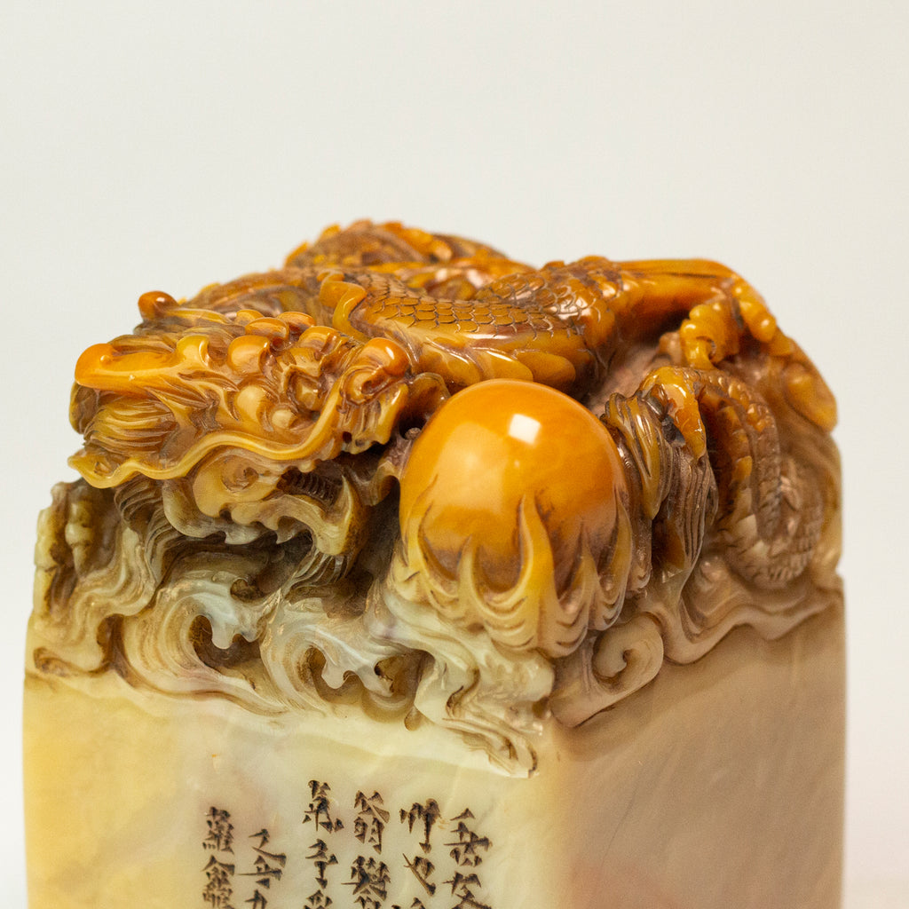 Facing the eastern cliffs of Jieshi, one can gaze upon the vast sea; the mountains bring the painting to life, and the clouds leave behind a poem Seal - 东临碣石，以观沧海，山为画活，云为诗留 印章
