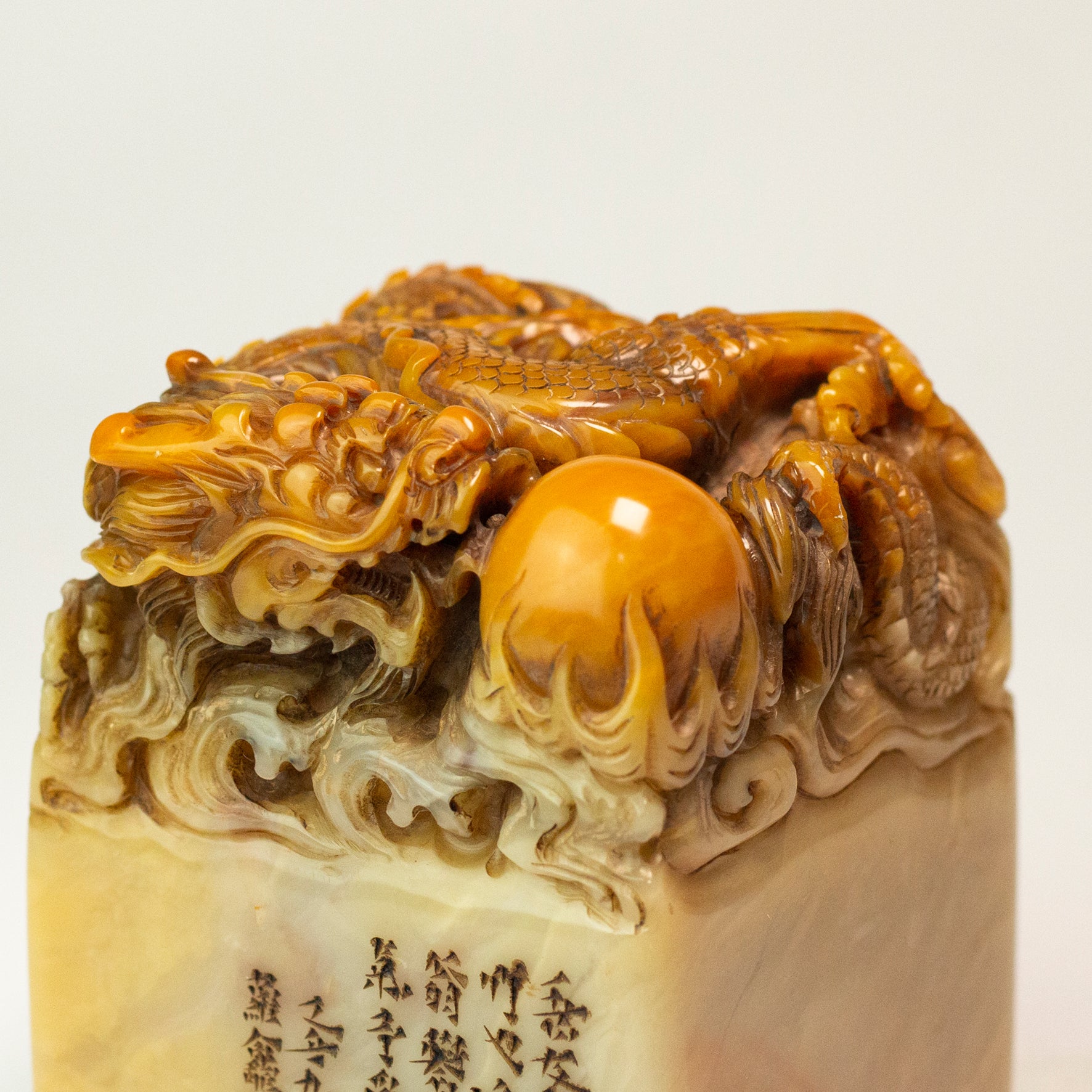 Facing the eastern cliffs of Jieshi, one can gaze upon the vast sea; the mountains bring the painting to life, and the clouds leave behind a poem Seal - 东临碣石，以观沧海，山为画活，云为诗留 印章