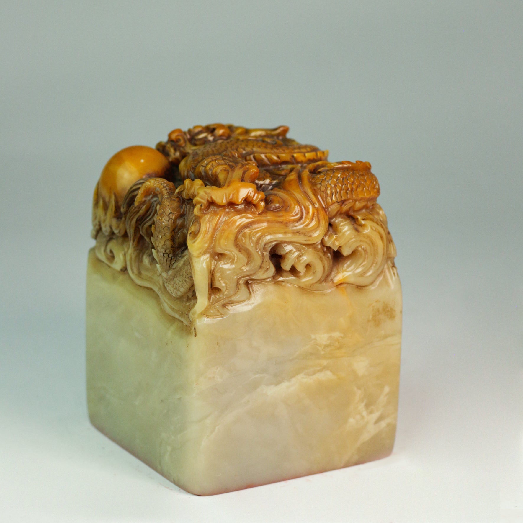 Facing the eastern cliffs of Jieshi, one can gaze upon the vast sea; the mountains bring the painting to life, and the clouds leave behind a poem Seal - 东临碣石，以观沧海，山为画活，云为诗留 印章