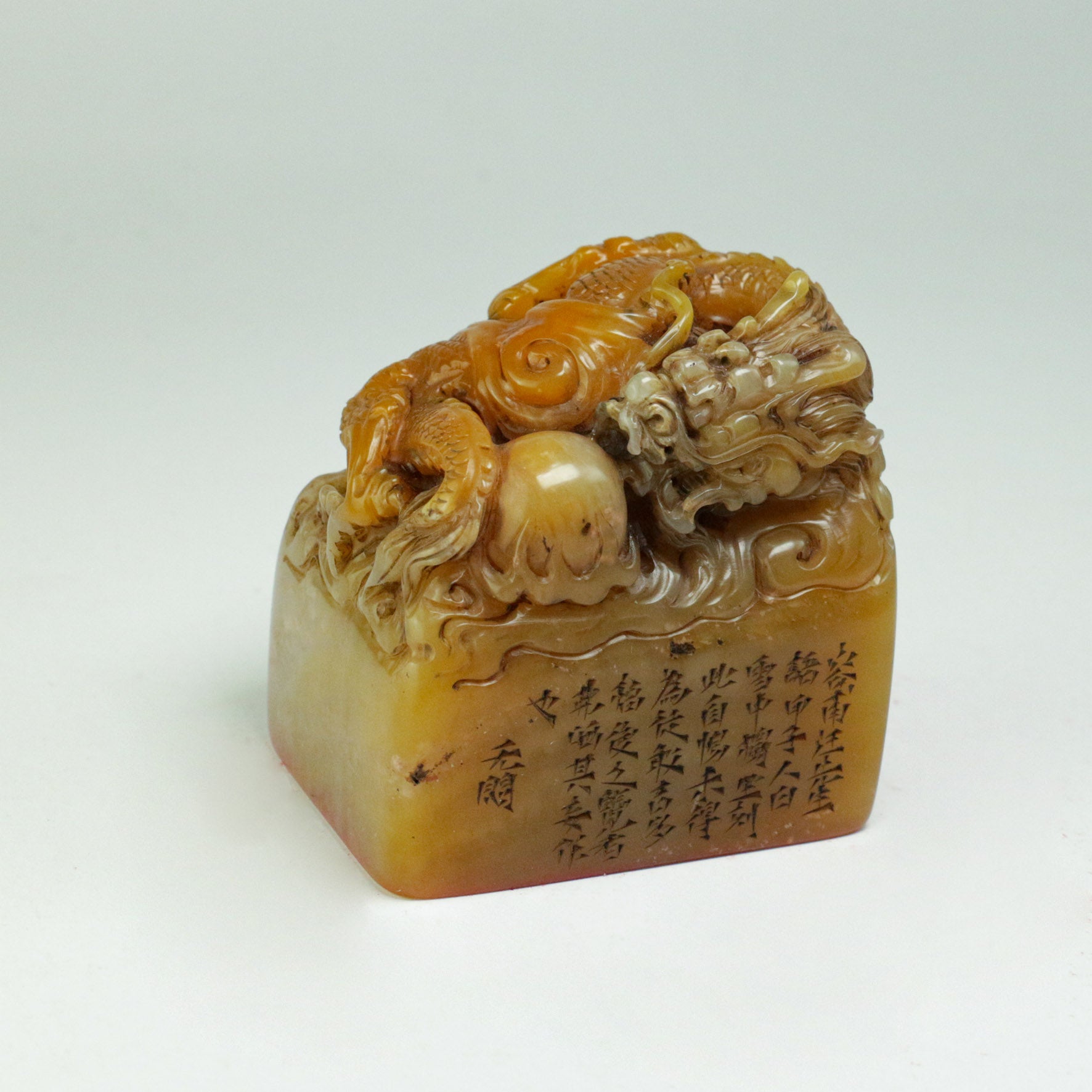 Sit quietly and reflect on your own faults; refrain from gossiping about others Seal - 靜坐長思己過  閑談莫論人非 印章