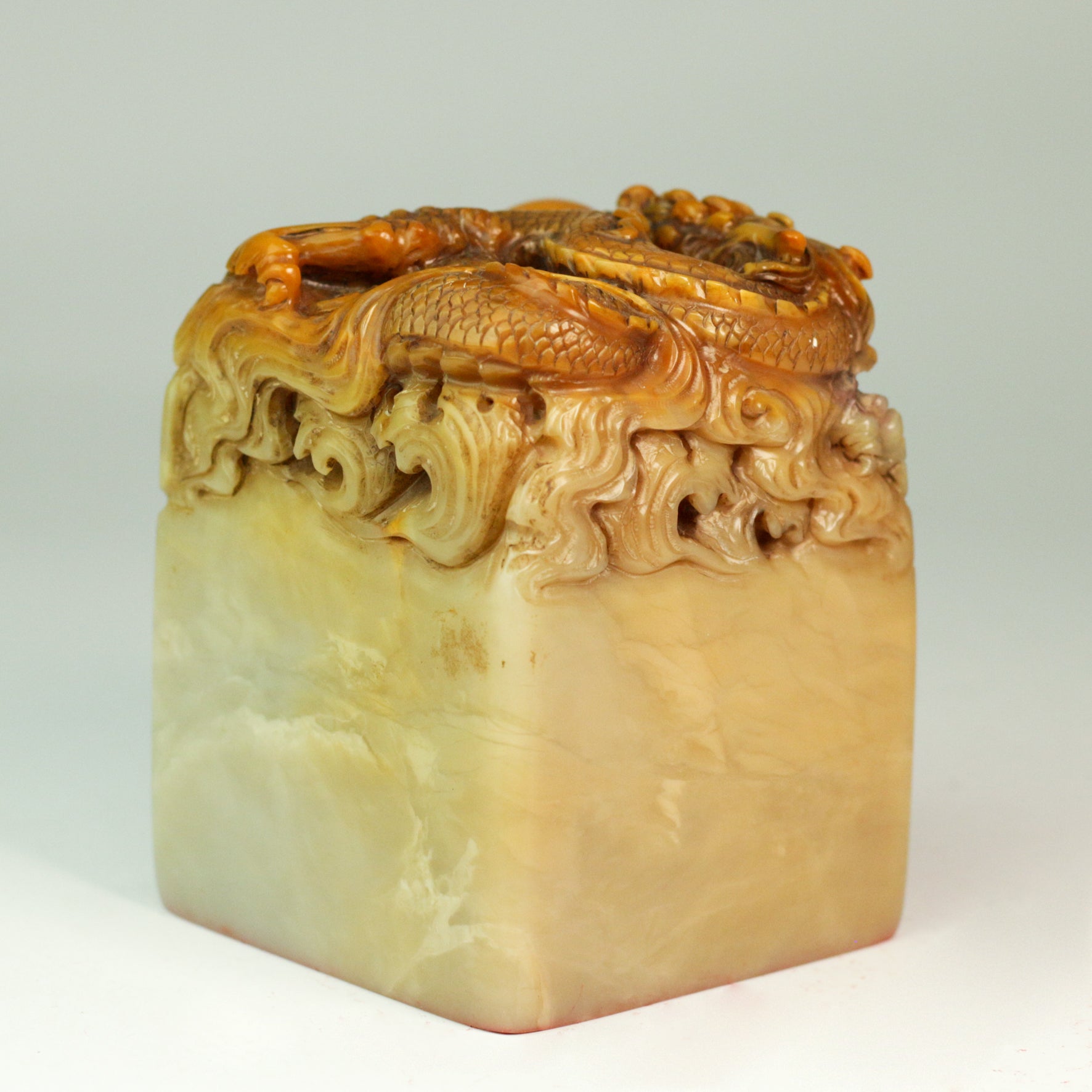 Facing the eastern cliffs of Jieshi, one can gaze upon the vast sea; the mountains bring the painting to life, and the clouds leave behind a poem Seal - 东临碣石，以观沧海，山为画活，云为诗留 印章