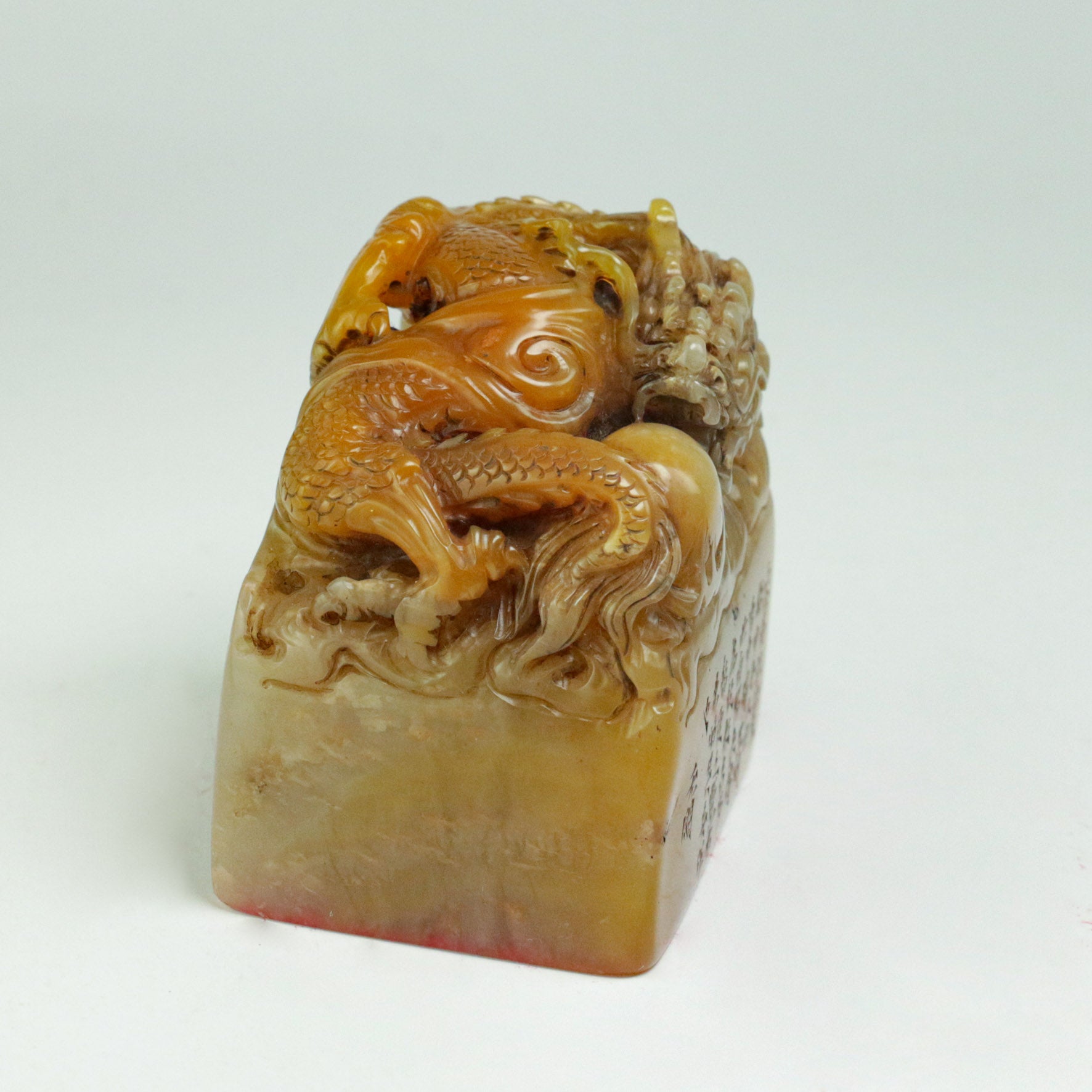 Sit quietly and reflect on your own faults; refrain from gossiping about others Seal - 靜坐長思己過  閑談莫論人非 印章