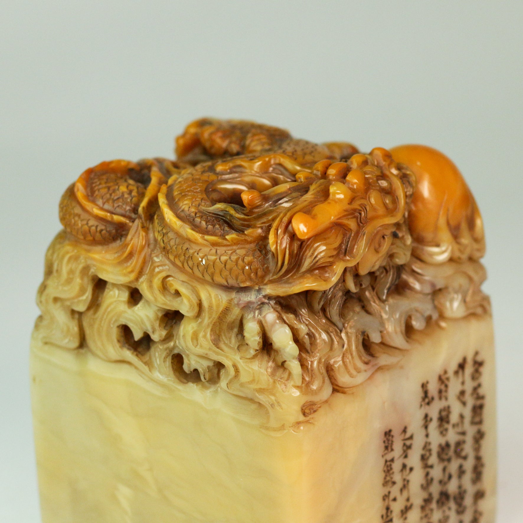 Facing the eastern cliffs of Jieshi, one can gaze upon the vast sea; the mountains bring the painting to life, and the clouds leave behind a poem Seal - 东临碣石，以观沧海，山为画活，云为诗留 印章