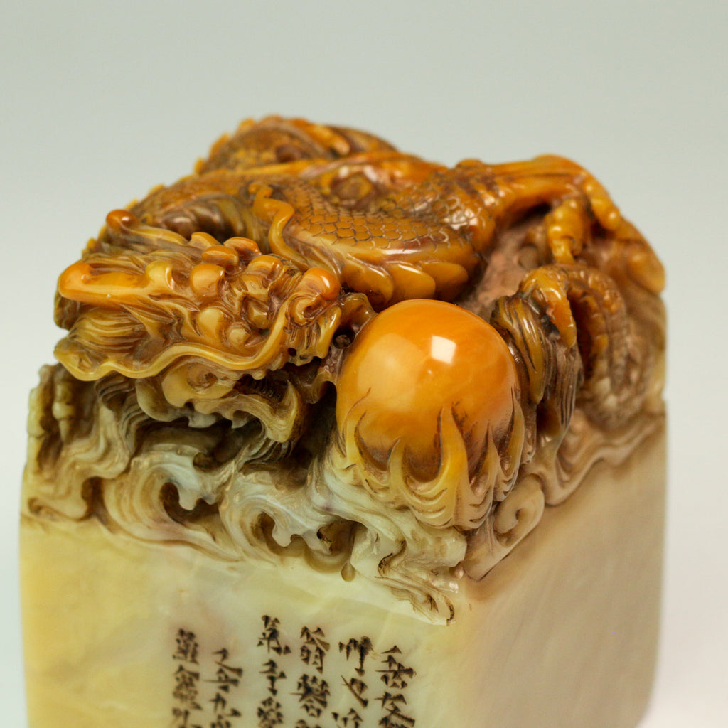 Facing the eastern cliffs of Jieshi, one can gaze upon the vast sea; the mountains bring the painting to life, and the clouds leave behind a poem Seal - 东临碣石，以观沧海，山为画活，云为诗留 印章