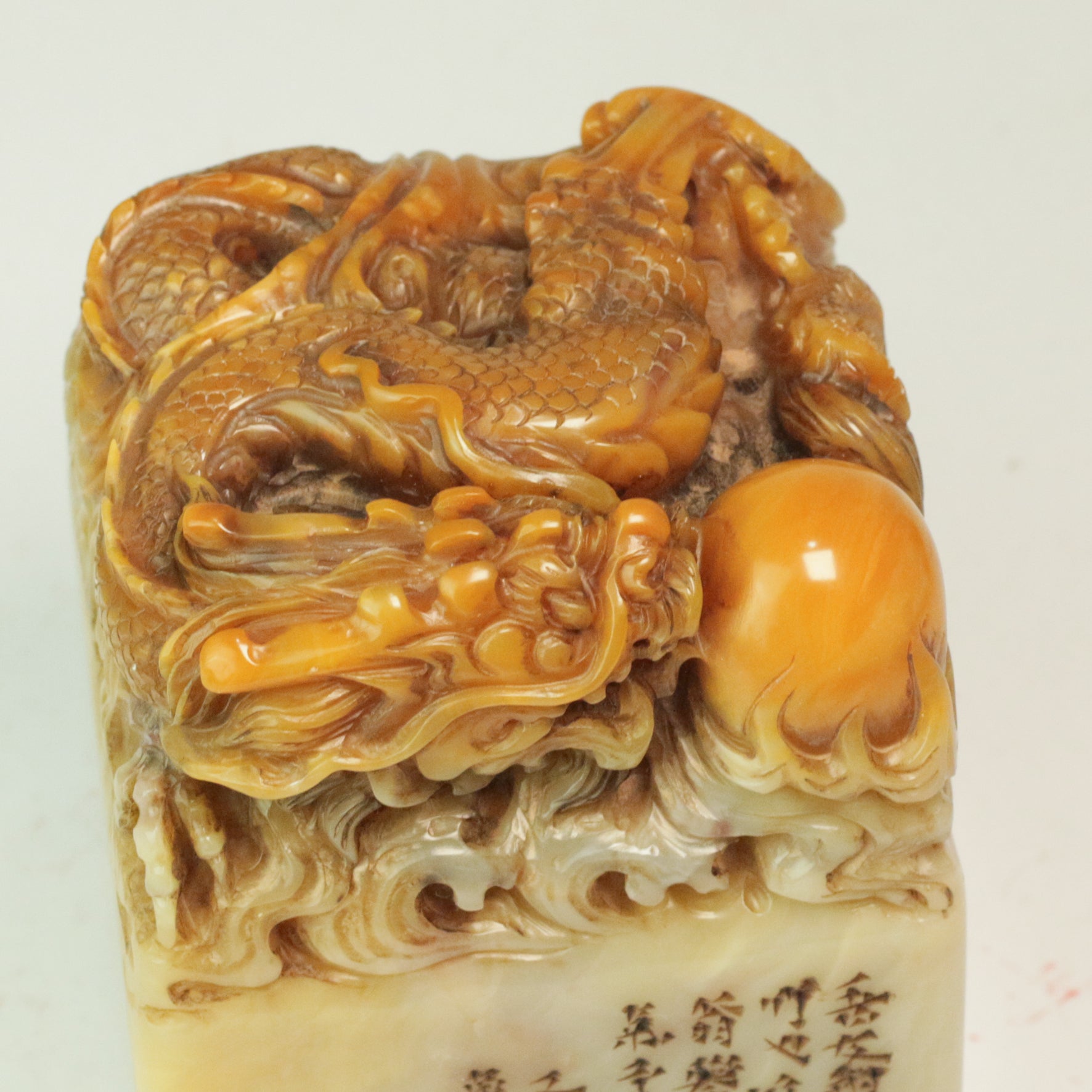 Facing the eastern cliffs of Jieshi, one can gaze upon the vast sea; the mountains bring the painting to life, and the clouds leave behind a poem Seal - 东临碣石，以观沧海，山为画活，云为诗留 印章
